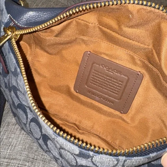 Coach Warren Signature Chambray Pebbled Leather Navy Belt Bag Fanny Pack - Picture 10 of 17